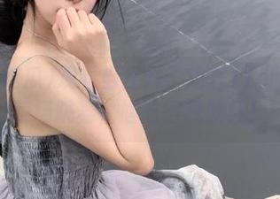 观看当红炸子鸡在17c吃瓜的菜场跳舞，尴尬得我脸红！