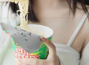 娜娜51吃瓜在线，视频上她又双叒叒出奇招！