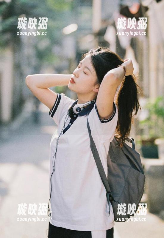 登录了免费吃瓜网，我的沙发还等着我呢～