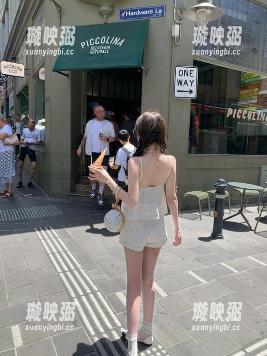 吃瓜专区 愿你在吃瓜专区,永不迷路!瓜田里藏着光怪陆离的趣事。