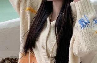 沉迷于“黑料在线”的网页，睡意全无，肚子里的好奇心全都炸裂出来。